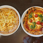 ナチュラルビュッフェ ユコーネ - 【左】チーズとはちみつのデザートピザ　【右】マルゲリータ