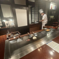 てっぱん料理味味亭 - 半個室に入ると鉄板と専属の料理人が！