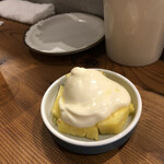 TOKI - お通し パイナップルの上に豆腐とクリームチーズ
