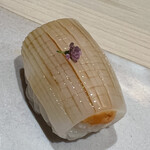 Ginza Sushi Nakahisa - 白イカが利尻のバフンウニを包み込みます