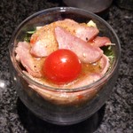 Deli＆Bar 秀 - 2013.3.28  タン塩のサラダ￥500也、先ずはキリリと冷えたシャルドネと一緒に!