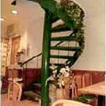 新川大勝軒飯店 - 龍をイメージした螺旋階段を登ると,16名様までの宴会も出来るスペースになっております。