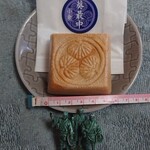 亀じるし - 料理写真:葵最中 237円 三つ葉葵