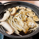  きのこ鍋＆きのこ料理専門店 何鮮菇 - スープを味わったらキノコから先に煮ていきます。