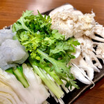  きのこ鍋＆きのこ料理専門店 何鮮菇 - キノコは4種類。椎茸、エノキ、白舞茸、山伏茸。