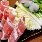  きのこ鍋＆きのこ料理専門店 何鮮菇 - 他に豚肉、豆腐、白菜、春菊、小松菜、生の海老団子。