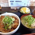 炭火焼豚丼 信玄 - 豚丼と豚しゃぶ汁とサラダセット