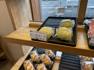 h Hakone Bakery - 店内のメロンパン　2022.06