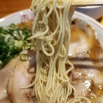 ラーメン屋台骨 - 麺を持ち上げたときの香りが更にテンションを上げてくれますね。