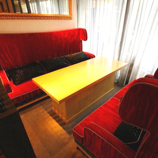 ■半個室ソファ席■真っ赤なソファが目を惹く！特別な時間もここで