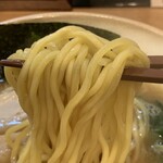 豚蔵 - 豚骨醤油らーめん 並 太麺、麺リフト