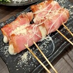 ジャンボやき鳥 しん - モチベーコン2本360円税別