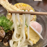 Udon Oyobe - いなか（冷：1.5玉）￥935 うどんは太めの角麺タイプ