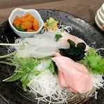 ジャンボやき鳥 しん - 塩水ウニ刺750円と、刺身3点盛り1200円、税別。右下は大トロ