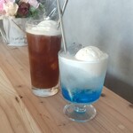 カフェ ベルレザン - コーヒーフロート、クリームソーダ（ブルーハワイ）