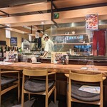 寿司と炉端焼 四季花まる - 店内