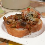 トリワイン ＰＩＫＯＳＨＨＨＵ - なすとハンバーグミンチのトマトブルスケッタ(チーズ)