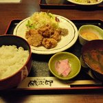 魚・お肉のおいしい居酒屋 磯次郎 - 磯次郎/鶏のから揚げ定食/ご飯、味噌汁おかわり自由。