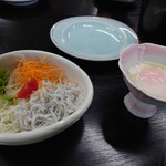 Yunominesou - 温泉卵は、二杯目のお粥に乗せます。