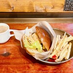 ベーカリー燈 - チーズバーガー コンボ（クラフトフレンチフライ、ホットコーヒー）税込989円プラスになる税込509円