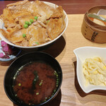 小樽食堂 - 味噌汁と蒸し野菜付き