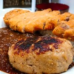 まつり家 - カツカレー(￥790)、ハンバーグトッピング(￥200)。
            200円のハンバーグがここまで分厚いとは。