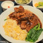 Yuu Kyu Shanhai - スペアリブあんかけ炒飯。スープ、杏仁豆腐、お漬物が付いています。