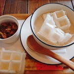 Bake & Beans - グラノーラ付きの豆乳ぜんざい