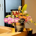 180816061 - ◎室内には綺麗な沖縄の花々が飾られている。