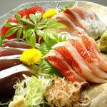 Ajidokoro Hachiemon - 毎朝市場で直接買い付けた新鮮なお刺身を盛り合わせ、単品でどうぞ。