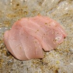 馳走 啐啄一十  - ⑪金目鯛(静岡県駿河湾産、背身、サスエ前田魚店、13日熟成)
      腹身と比べると背身はスッキリとした脂のり
      部位による食べ比べをすると脂のりが多いだけが魚の魅力では無いことが良く分かります。