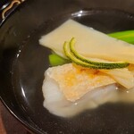 馳走 啐啄一十  - ④炭火焼き白甘鯛(愛媛県八幡浜産)、緑竹の竹の子(鹿児島県産)、オクラ、利尻昆布(蔵囲い6年)&血合い抜き鮪節の出汁のお椀
      利尻昆布のお出汁ですが透明感がありながらも輪郭がはっきりしたキレのある味わい