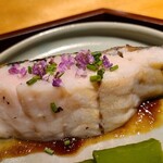 馳走 啐啄一十  - ⑬炭火炙り黒鯥(静岡県駿河湾産、サスエ前田魚店)、炭火焼き甘長唐辛子添え
      産卵期は春、旬は秋～冬
      水分を残したふっくらとした焼き上がり、皮はパリパリ、脂の活性化した旨みが抜群。