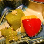 馳走 啐啄一十  - ⑯お漬け物(赤パプリカ、黄パプリカ、茄子、茎芋)
      見た目も鮮やかなパプリカの漬け物、最近はその華やかさと少し甘みのある存在から、目にする機会が少しずつ増えている気がします。