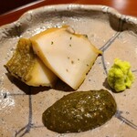 馳走 啐啄一十  - ③黒鮑(山口県周防大島産、400g、5時間煮)、黒鮑肝&鶏卵合わせ
      産卵期は秋～冬、旬は初夏～夏
      80℃で5時間煮てあり、軟らかさと程好い弾力が楽しめます
      磯の香りをまとった旨み、至福です