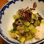 馳走 啐啄一十  - ⑮岩もずく、胡瓜、茗荷載せご飯
      今までになくスッキリさっぱり系の〆ご飯は夏仕様。
      軽やかなお出汁も良いですね。