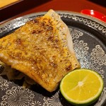 馳走 啐啄一十  - ②炭火焼き赤鯥(別称:ノドグロ、長崎県対馬列島水崎産、釣り、雄、700g)、バター炒めキャベツ添え
      産卵期は初夏～初秋、旬は晩秋～晩冬
      皮はパリッと香ばしく、身はふかふかで脂の旨みを堪能。