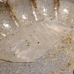 馳走 啐啄一十  - ⑦真子鰈(広島県大野産)
      産卵期は晩秋～春、旬は春～夏
      同じ底に貼り付いている魚であっても、鮃の産卵期は秋～冬、真子鰈は春～夏と旬が入れ替わり、今は鮃のよりも真子鰈の方が美味しい時期です。