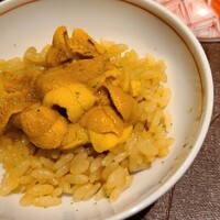 馳走 啐啄一十  - ⑰塩水赤雲丹(山口県柳井産)、赤酢シャリのマイクロ丼
                    産卵期は初秋～晩秋、旬は初夏～晩夏。
                    舌の上で5秒ホールドして旬の盛りの透明感のある上品な甘みと旨みをじっくりと堪能します。