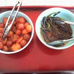 結々亭 - ご自由にメニュー。金柑の甘煮とワラビの煮物。