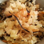 結々亭 - 鶏肉とヒジキの炊き込みご飯、100円。