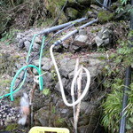 結々亭 - 寒風山トンネル手前で湧き水汲み。