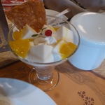 デザート（ココナッツゼリーとマンゴーのパフェ。）