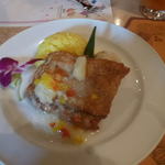 メイン（フレッシュパイナップルソースのモチコチキン＆バターライスとマッシュポテト添え）