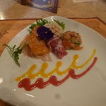 前菜（マヒマヒのフライ甘酢漬け、ロミロミサーモン、すしロール＆生ハム）