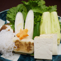 人形町今半 銀座店 - 春菊、しいたけ、ネギ、ナス、オクラ、人参、豆腐、麩、しらたき