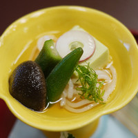 人形町今半 銀座店 - しいたけ、おくら、枝豆豆腐、下に敷いてあるのはエビソーメン