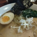 180830657 - しおラーメンには「の」の変わりに若布が付くのよ。あっ、若布の左隣にいらっしゃる焼海苔がスープを吸ってきたわね。ひたひたにしておいて後半の麺を啜(すす)るときに一緒に食べるの。待っててね。