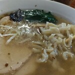 麺屋 双喜 - 手揉み麺を啜るときにスープがよーく絡んでるのが分かるわ。そして麺を啜るときにお口いっぱいに旨味が感じられる。この幸せを貴方にも…