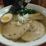 180830653 - 「しおラーメン 並盛」(¥750-税込)です。時の流れは早いもので、しおラーメンとのご対面は何と2年1ヶ月ぶり。2020.6に「しお」に逢って以降、「しょうゆ」、「熊本」と浮気してたの。ごめんなさい。